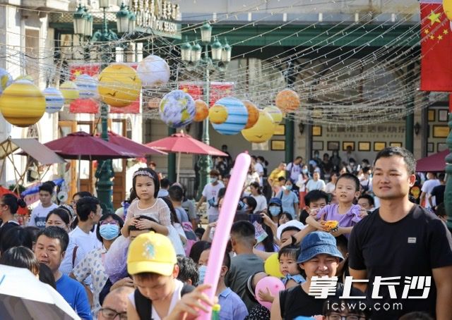 10月1日，电影小镇迎来大波游客。