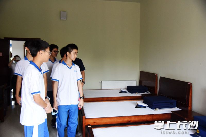 10月1日，南雅中学十几名学生来到武广消防救援站参观，学习消防知识。均为长沙晚报全媒体记者 刘琦 摄