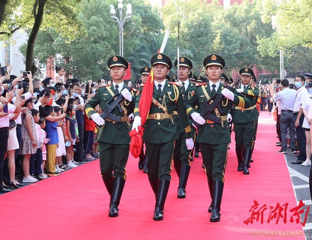 国旗护卫队队员护卫着五星红旗来到省委机关大院的旗杆下。湖南日报•新湖南客户端记者 赵持 摄 国旗护卫队队员护卫着五星红旗来到省委机关大院的旗杆下。湖南日报•新湖南客户端记者 赵持 摄