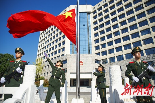 省人大常委会举行升国旗仪式。通讯员 摄 省人大常委会举行升国旗仪式。通讯员 摄