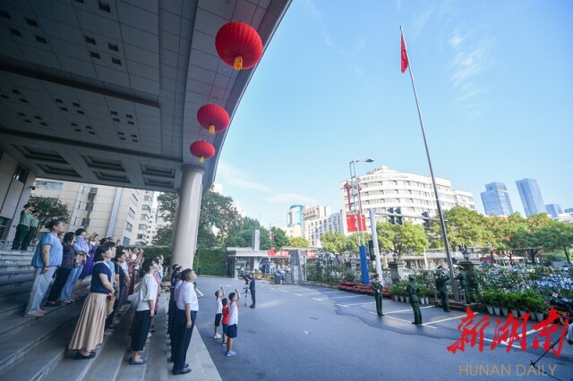 省政协举行升国旗仪式。闫利鹏 摄 省政协举行升国旗仪式。闫利鹏 摄