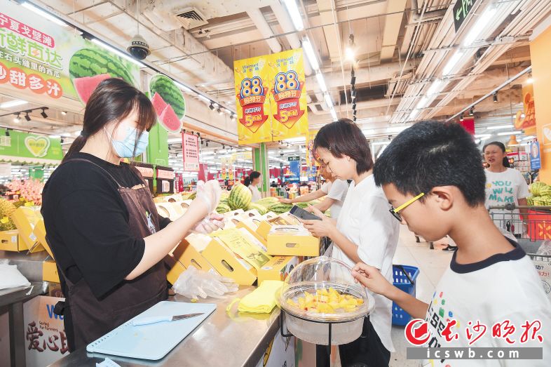各门店货品丰富，葡萄、柚类、西瓜等应有尽有。长沙晚报全媒体记者 刘捷萍 摄