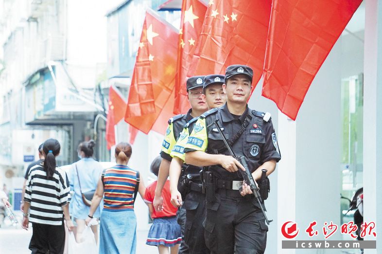 10月1日，特警在长沙街头巡逻守护。 长沙晚报通讯员 彭滔 摄