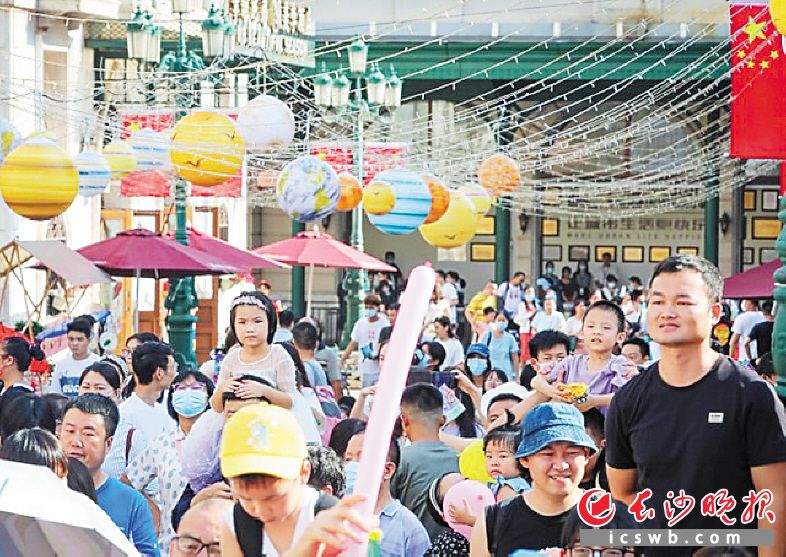 10月1日，电影小镇迎来大波游客。陈卫供图