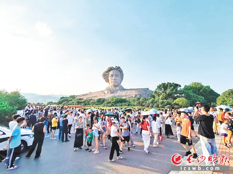 橘子洲头，众多游客来此打卡。常读 供图
