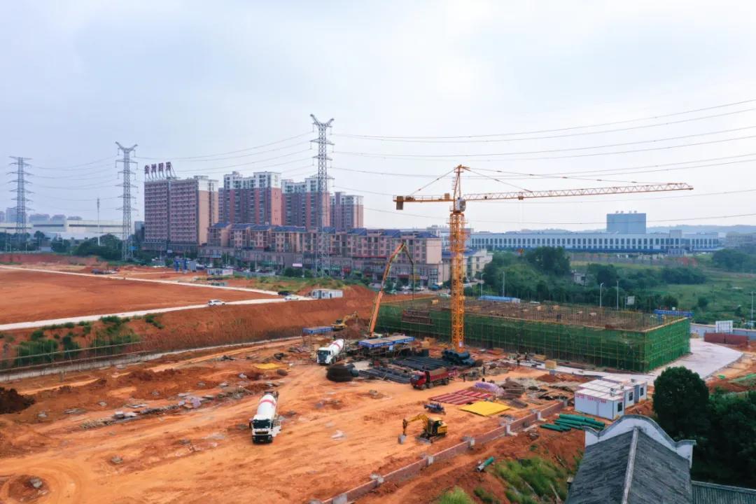 国庆长假期间，宁乡高新区某项目工地上车来人往。长沙晚报通讯员 黄杏 摄