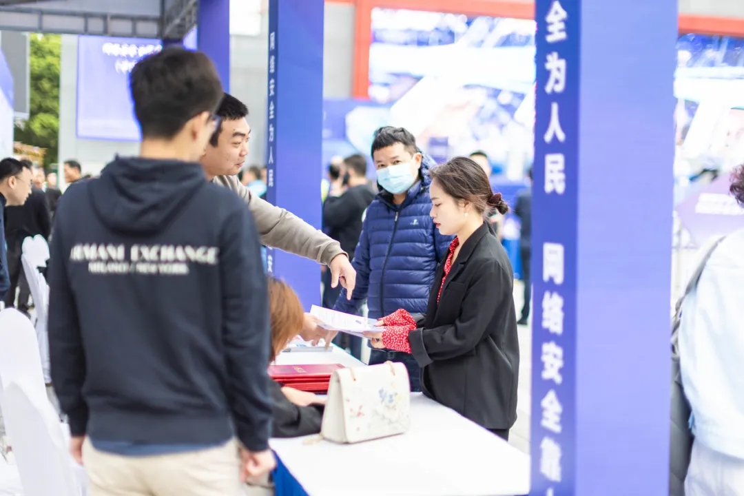 活动现场，市民在了解网络安全知识。