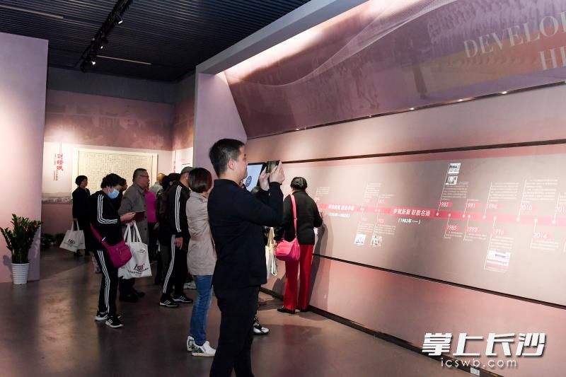 校友参观校史馆。