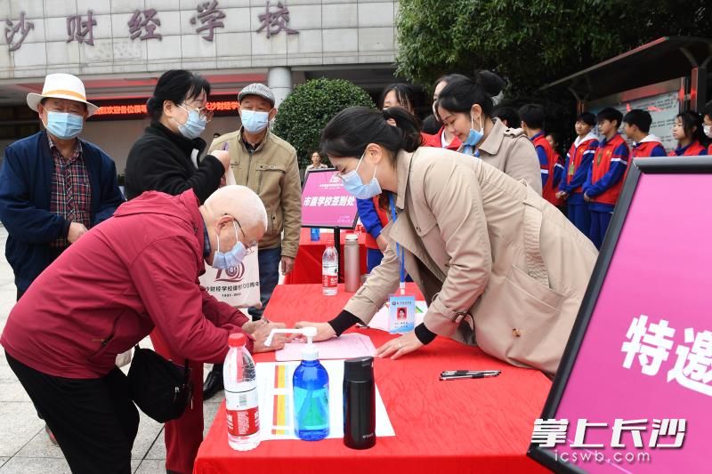老校友返校庆祝母校百年。