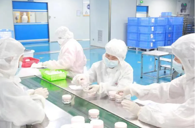 欧标化妆品生产车间看到工人们穿戴着干净整洁的工作服正在紧张地忙碌。
