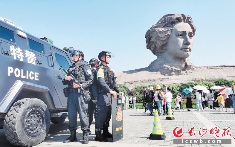 长沙以快速反应应急处突体系，构筑“1、3、5分钟”快速反应处置圈，实现“屯警街面、精准调度、快速反应、高效处置”，有效提升重点地区、要害部位、繁华街区路段治安巡逻密度和周边警情应急处置能力。图为公安民警在橘子洲执勤，守护游客平安。　　长沙市公安局供图