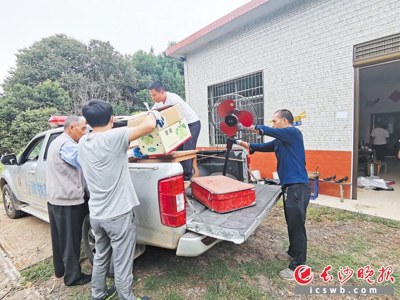 大围山镇村党员干部帮助移民户搬家。受访者供图