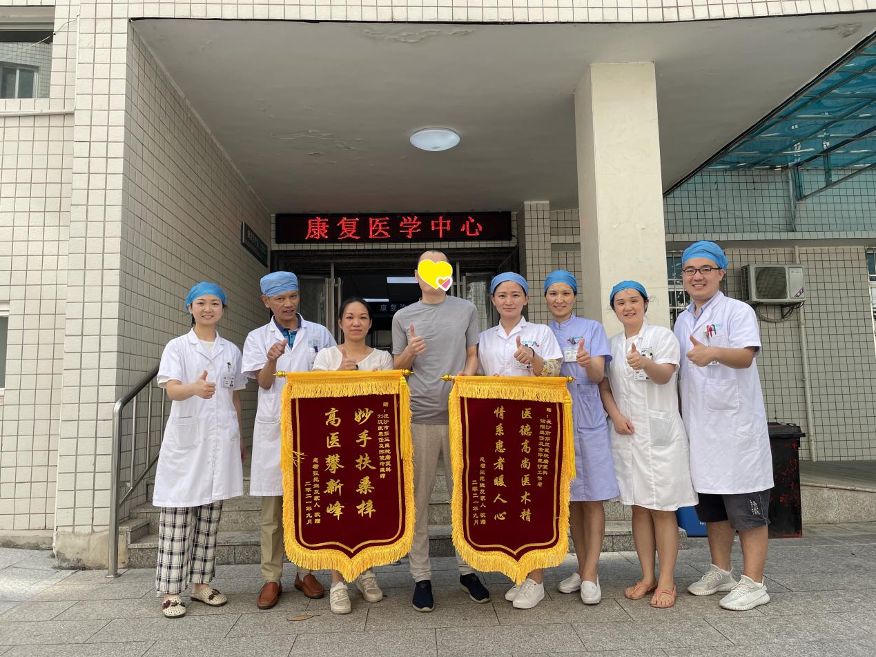 康复的张先生给医护人员送来了锦旗，表达谢意。通讯员 陈俊玲 摄