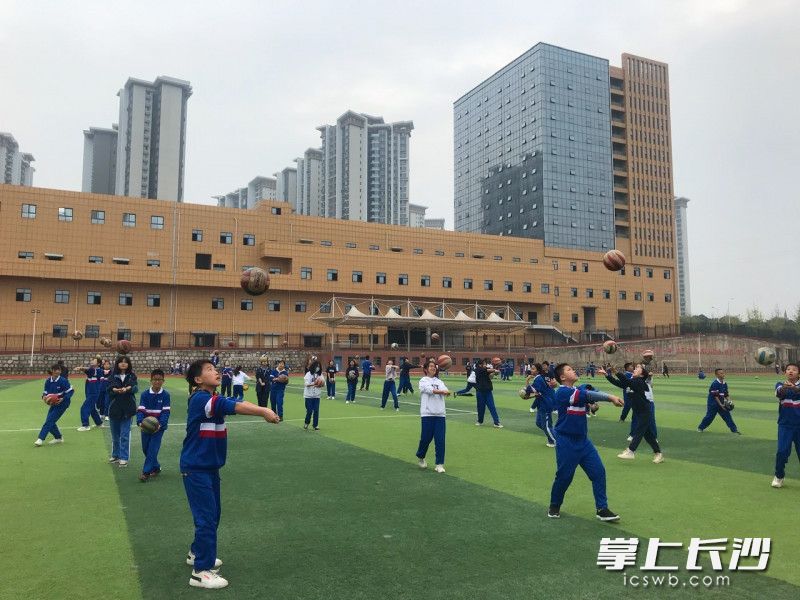 排球社团的学生正在练习。