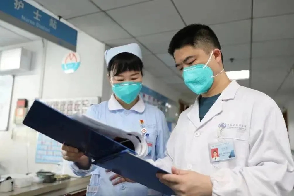 专家在分析患者病情。医院 供图