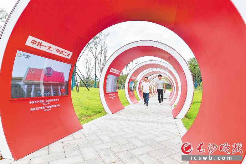 国庆期间，市民在马栏山公园党建长廊边散步边观看党建历史。均为长沙晚报全媒体记者 邹麟 摄