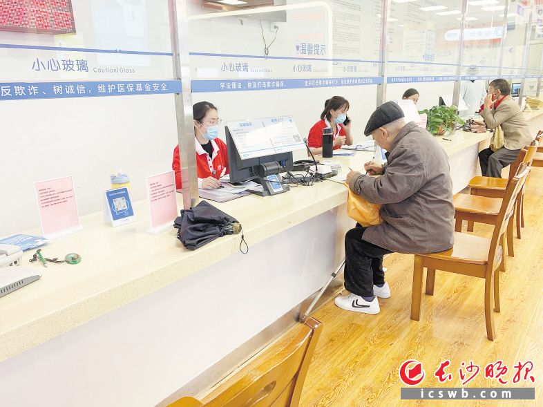 市民在特殊病种门诊药店购买药品。 长沙晚报全媒体记者 徐媛 通讯员 李斌 摄影报道