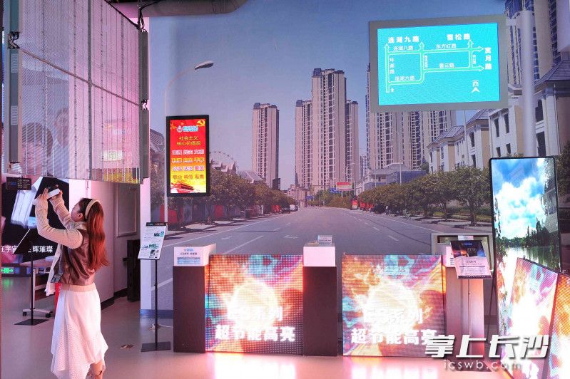 新亚胜光电显示屏展示区展示着各种显示屏。