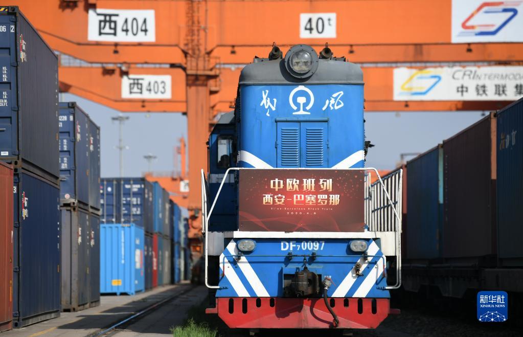 西安至巴塞罗那中欧班列在西安市新筑车站等待发车（2020年4月8日摄）。新华社记者 李一博 摄