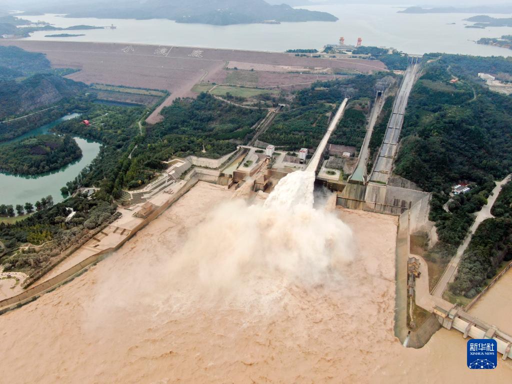 2021年10月12日拍摄的黄河小浪底水库泄洪场景（无人机照片）。新华社记者 尚昆仑 摄