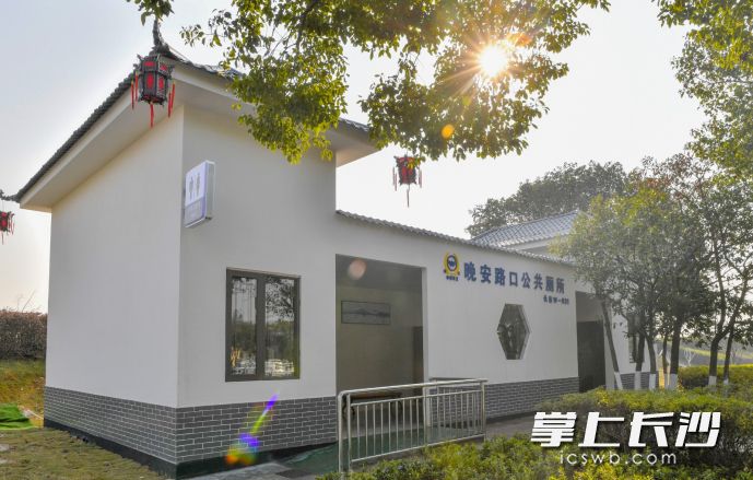 岳麓区潇湘中路，水循环公共卫生间为湘江风光带市民游客解决“方便”难题。 长沙晚报全媒体记者 邹麟 摄