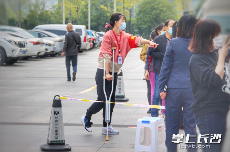 易露正在核酸检测现场忙碌。