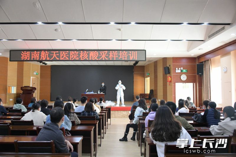 刘爱军在为同事做紧急培训。