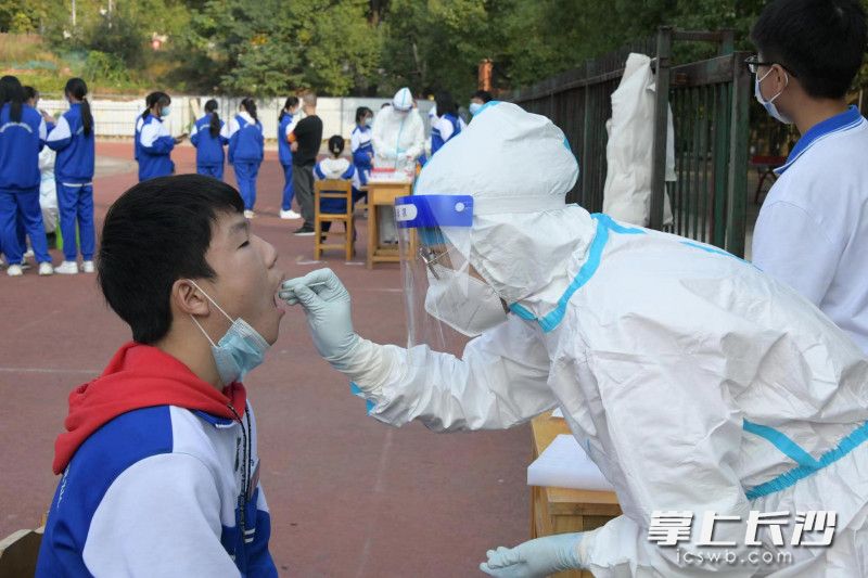 医护人员在为学生做检测。