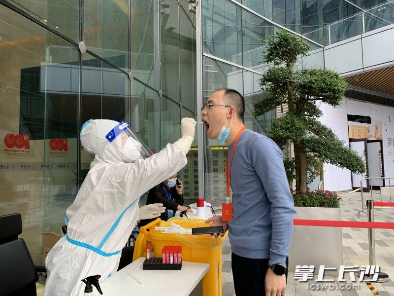 26下午，湖南航天医院在为最后一批居民做检测。长沙晚报全媒体记者 洪虹 摄