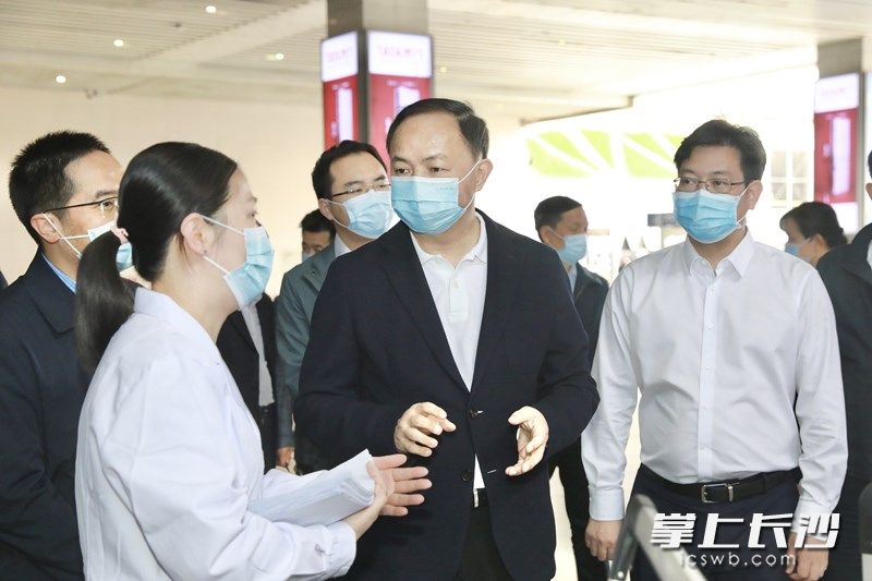 26日，市委副书记、市长、湖南湘江新区党工委书记郑建新以“四不两直”方式督查疫情防控和文明创建工作，并看望慰问奋战一线的医务工作者、雷锋志愿者。 刘书勤 摄