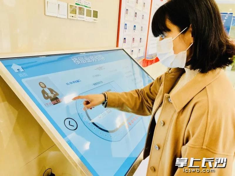 触屏左上角的虚拟手语翻译“千语”向听障人士介绍政务服务事项。长沙晚报全媒体记者 李卓 摄