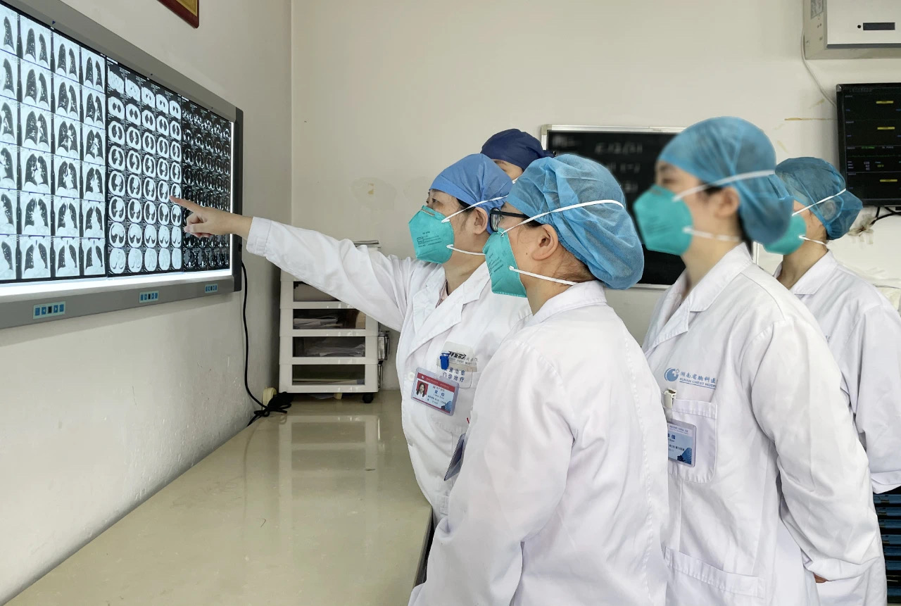 专家团队为患者多学科会诊。医院 供图 专家团队为患者多学科会诊。医院 供图