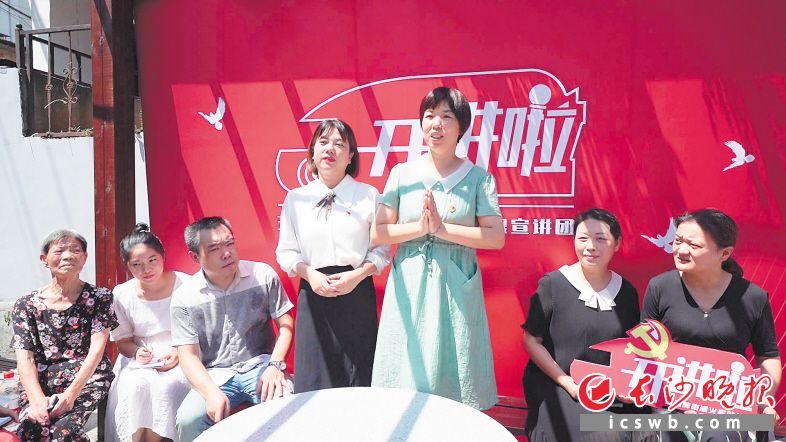 五里牌街道火车站社区先锋议事亭内，党员群众学党史，话治理，老旧社区变幸福新家园。颜家文 黄明明 摄