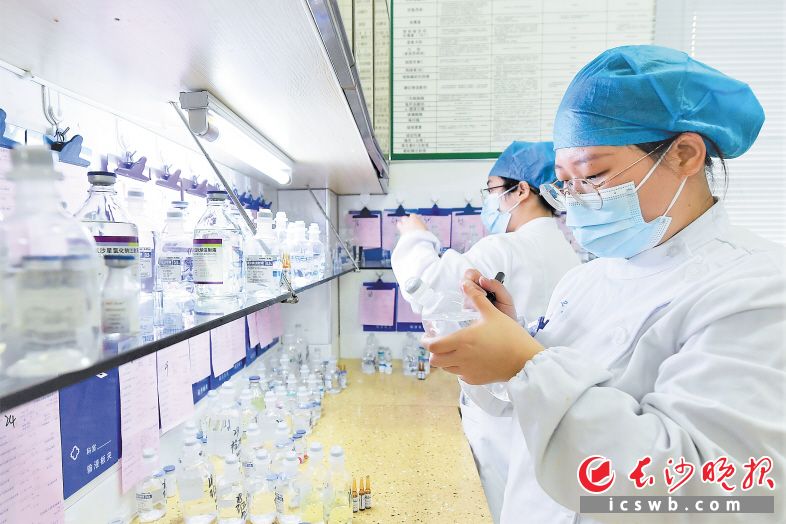 护士们正在有条不紊地配药。