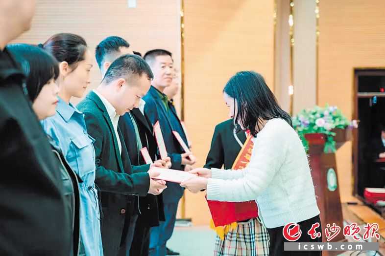 浏阳市奎文实验小学选举了新的家长委员会，学校举行隆重的典礼为这些家长委员会成员颁发聘书。 欧阳固全 摄