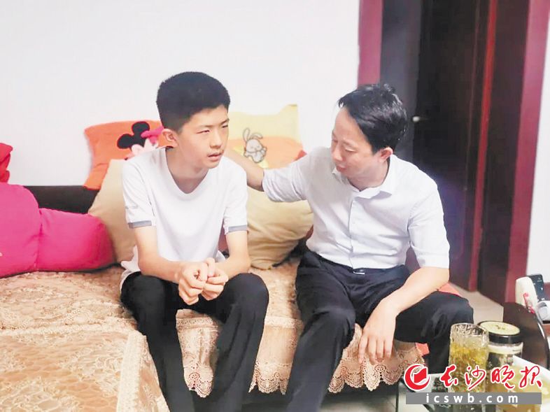 近日，长沙市第十一中学校长聂庭芳参与家访活动。　　学校供图