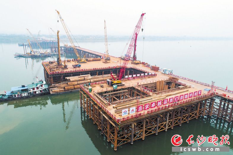 暮坪湘江特大桥正在加紧建设中。长沙晚报全媒体记者 郭雨滴 摄