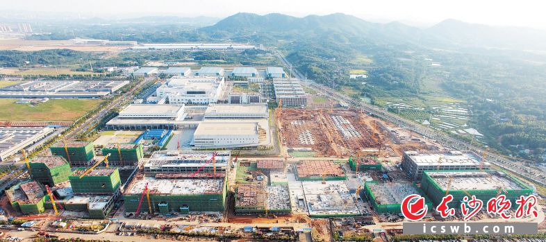 总投资52亿元的5G智能终端产业园按下建设快进键，按照总进度计划表每周兑现盘点。长沙晚报通讯员 陈柄丞 摄