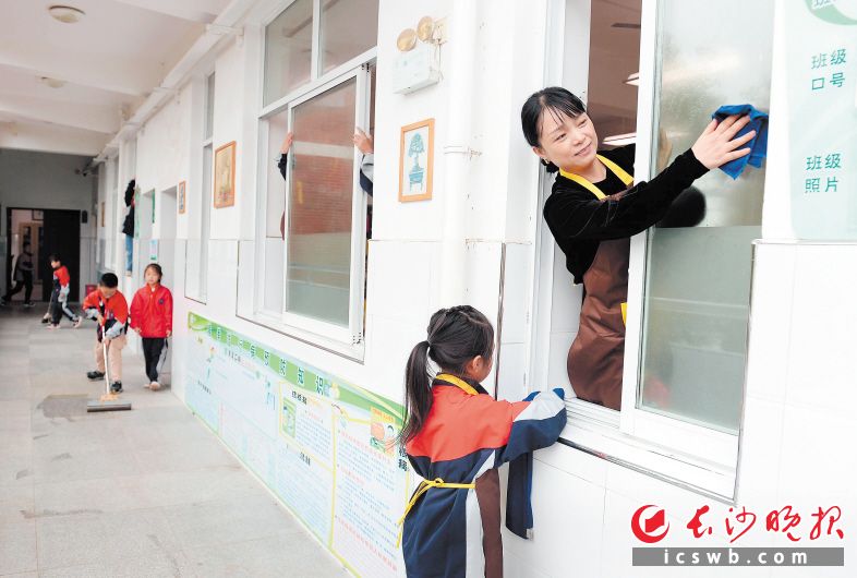 天心区黄鹤小学，老师带着学生一起搞大扫除。长沙晚报全媒体记者 石祯专 摄