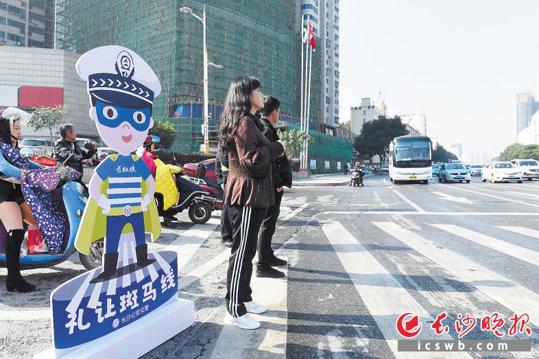 长沙交警卡通形象“长椒侠”亮相城区斑马线路口，与交警一起守护斑马线上的文明。长沙晚报全媒体记者 余劭劼 摄（资料图片）