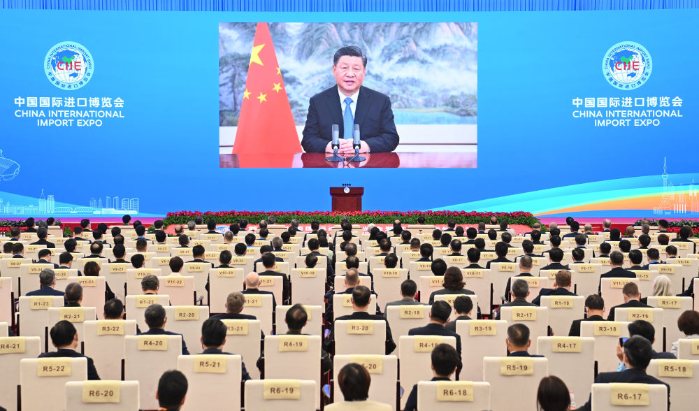11月4日晚，国家主席习近平以视频方式出席第四届中国国际进口博览会开幕式并发表题为《让开放的春风温暖世界》的主旨演讲。新华社记者 李响 摄