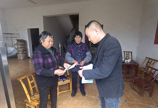 《长沙市地质灾害防治宣传手册》分送到了村民手中。
