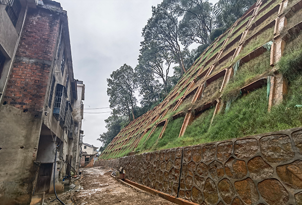 浏阳市小河乡皇碑村，地质灾害治理工程现场。