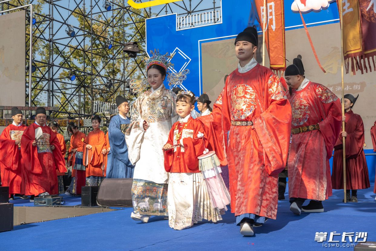 活动吸引了上千名汉服爱好者参与。