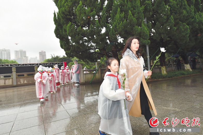 长沙通过开展清明祭英烈等大型主题活动，引导青少年弘扬革命精神，传承红色基因。　　长沙晚报全媒体记者 王志伟 摄