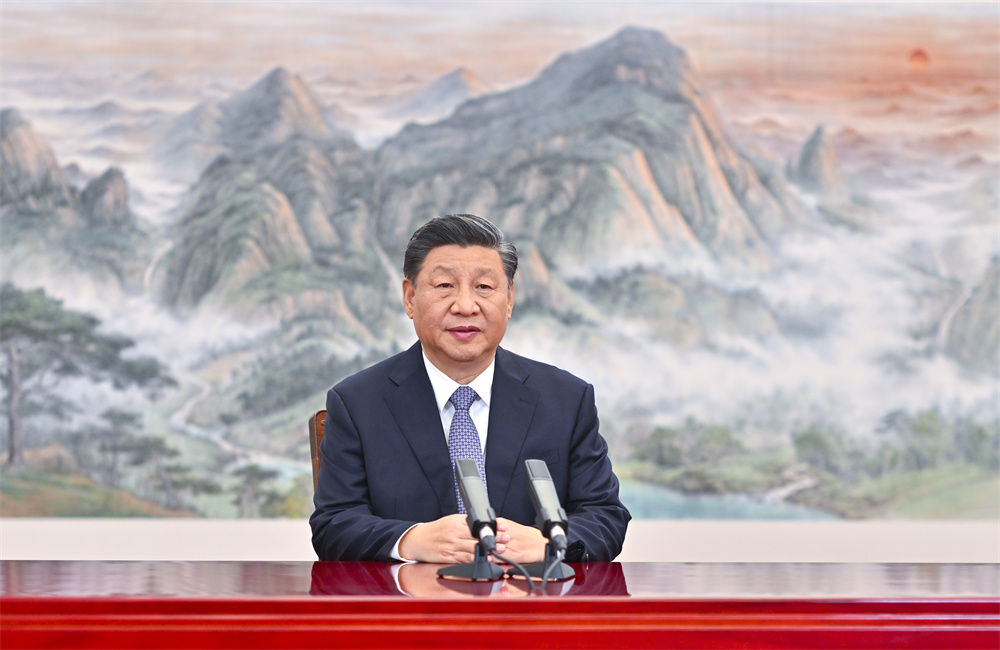 11月11日，国家主席习近平应邀在北京以视频方式向亚太经合组织工商领导人峰会发表题为《坚持可持续发展 共建亚太命运共同体》的主旨演讲。新华社记者 李学仁 摄