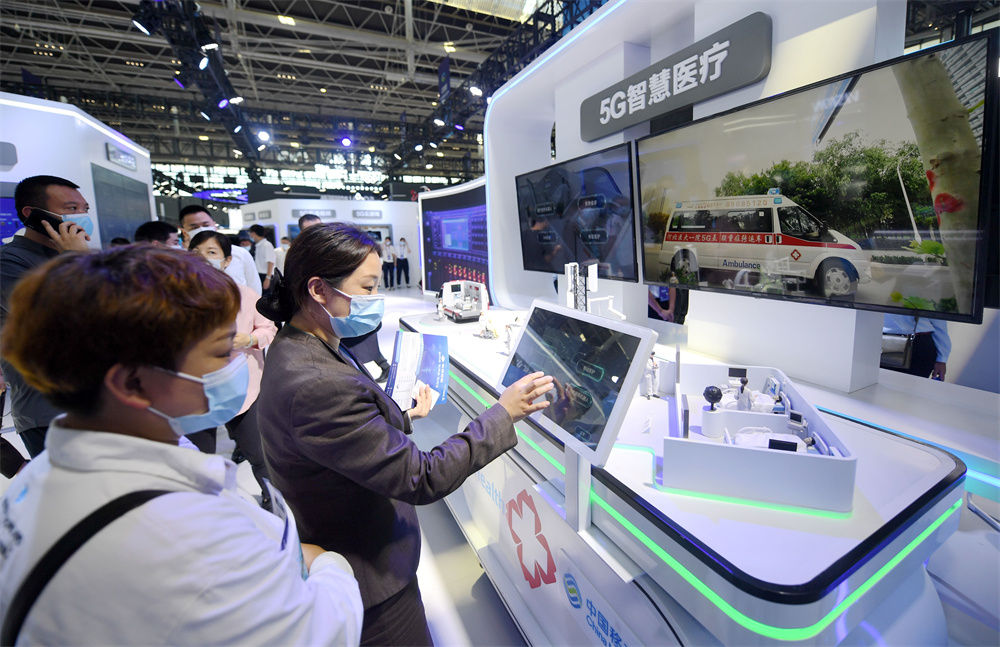9月7日，参观者在2021中国国际数字经济博览会参观5G智慧医疗展台。新华社记者 王晓 摄