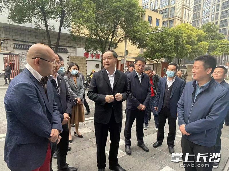 郑建新调研背街小巷环境整治提升和文明典范城市创建工作。长沙晚报全媒体记者 黄汝兮 摄