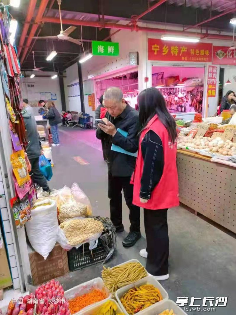 小区志愿者按照文明创建标准主动到农贸市场开展志愿服务。 长沙晚报通讯员 熊娜 供图