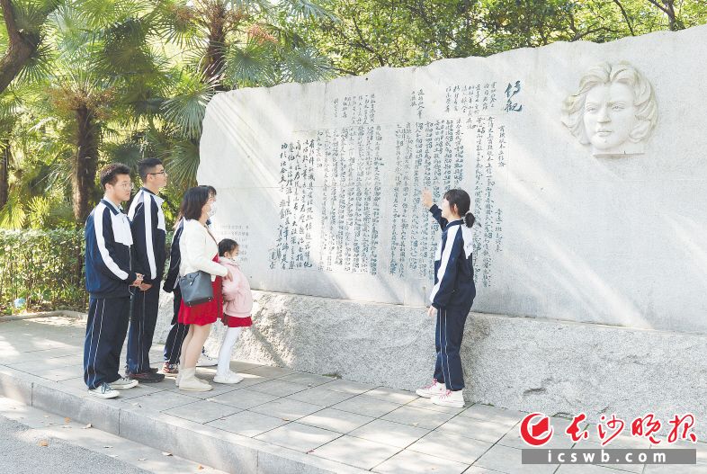 　11月14日，长沙市一中高二学子龙楚岩向大家介绍毛泽东的满分作文《商鞅徙木立信论》。长沙晚报全媒体记者 石祯专 摄